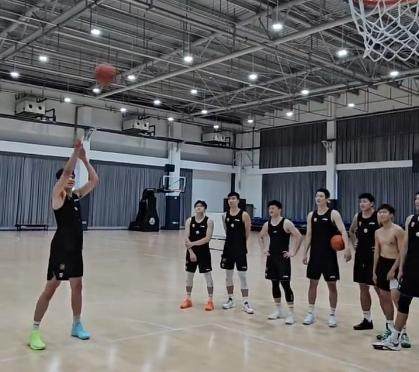 杨瀚森回国就开练,自评NBA菜鸟赛季:给打四五十分